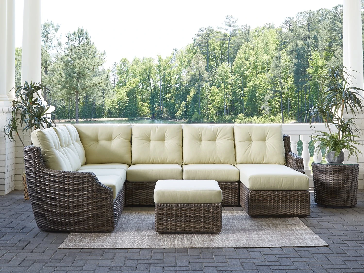 Lloyd Flanders Largo Wicker 22'' Round Lay On Glass Top End Table 5 Lloyd Flanders Largo Wicker 22'' Round Lay On Glass Top End Table - Image 5