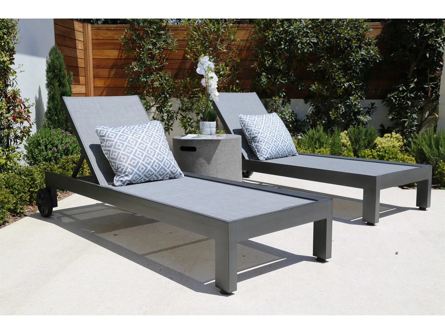 Sunset West Gravelstone Concrete 20'' Wide Round End Table 2 Sunset West Gravelstone Concrete 20'' Wide Round End Table - Image 2